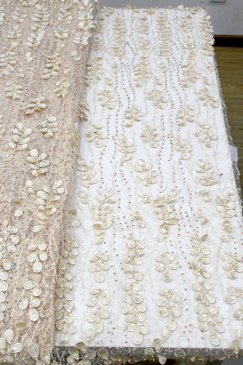tissu beige en dentelle de fleurs 3d perlé