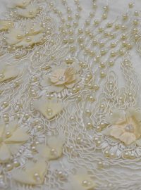 tecido de renda floral com miçangas creme