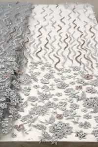 tissus de dentelle florale perlés gris cendré